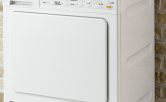 Uscător de rufe Miele T8976WP alb, cu panou de control și prosoape pe vârf.