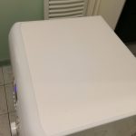 Mașină de spălat cu un capac alb, văzută dintr-un unghi superior.