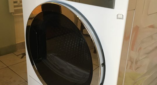 Uscător de rufe Gorenje cu un panou de control digital și ușă din sticlă.