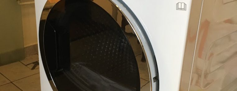 Uscător de rufe Gorenje cu un panou de control digital și ușă din sticlă.